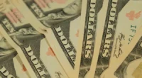 Após alta de 0,87% em março, a moeda americana recua 0,62% nos três primeiros pregões de abril O&nbsp;dólar&nbsp;abriu a semana em leve queda no mercado local, alinhado ao comportamento da [&hellip;]