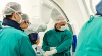 Procedimento com prótese customizada e participação de referência mundial na cirurgia vascular destaca a expertise tecnologia do hospital para operação de casos de alta complexidade Após conviver com o risco [&hellip;]
