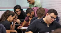 Isentos de taxa também devem confirmar participação Os interessados em participar do&nbsp;Exame Nacional do Ensino Médio (Enem) 2026&nbsp;devem se inscrever até as 23 horas e 59 minutos desta sexta-feira (12), [&hellip;]