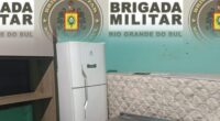 Na tarde de sexta-feira (19/06), após informações de populares de que um homem estaria retirando móveis de uma residência fechada, a equipe policial efetuou diligências e localizou o suspeito e [&hellip;]