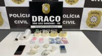 A Polícia Civil, por meio da DRACO de São Luiz Gonzaga, prendeu em flagrante um homem investigado por tráfico de drogas durante ação de monitoramento no município. O suspeito, que [&hellip;]